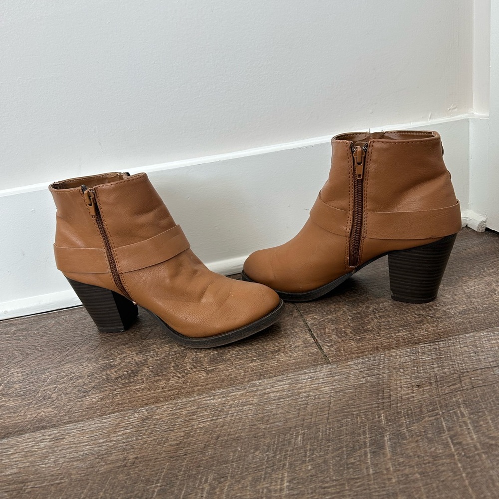 Women’s Cathy Jean Booties Tan 3 Buckle - Size 7.5 - Picture 14 of 15